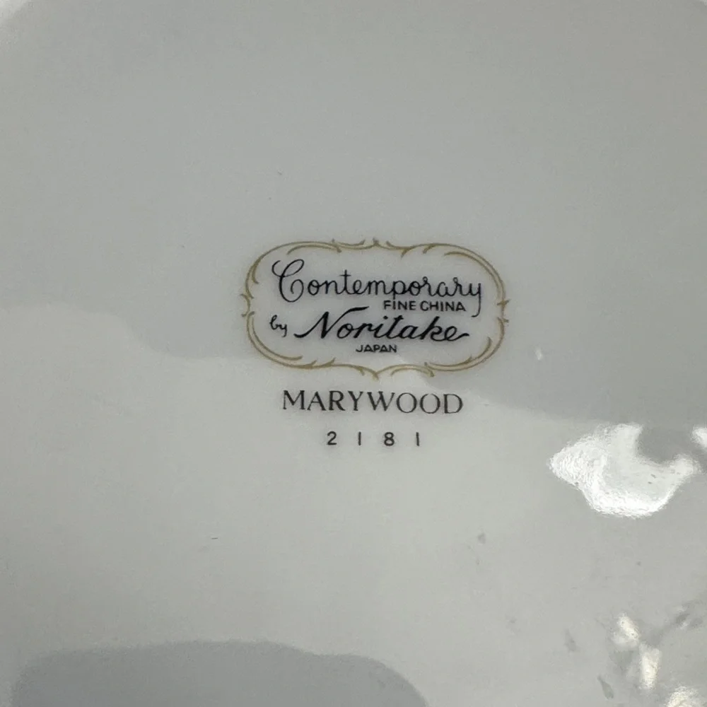 Elegant White and Blue Floral Bowl Noritake Marywood (2181) vegetable bowl 9”